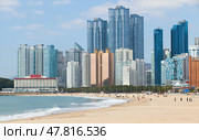kyline of tall, modern buildings bordering a sandy beach, Busan (2018 год). Редакционное фото, фотограф EugeneSergeev / Фотобанк Лори