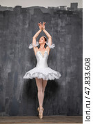 Studio portrait of a ballerina in a white tutu. Стоковое фото, фотограф Андрей Аркуша / Фотобанк Лори
