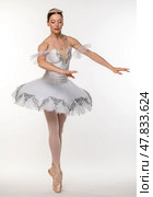 Studio portrait of a ballerina in a white tutu. Стоковое фото, фотограф Андрей Аркуша / Фотобанк Лори