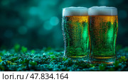 St Patrick's Day celebratory beers and shamrocks with an emerald backdrop. Стоковое AI-изображение, AI-художник Данила Большаков / Фотобанк Лори