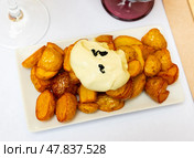 Spanish potato tapa Patatas bravas with creamy sauce. Стоковое фото, фотограф Яков Филимонов / Фотобанк Лори