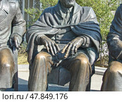 Франклин Рузвельт, руки. Памятник (фрагмент) является знаменитой сценой фотосессии лидеров «большой тройки» антигитлеровской коалиции в итальянском дворике Ливадийского дворца во время Ялтинской конференции в феврале 1945. Южный берег Крыма, Ливадия, Россия (2021 год). Редакционное фото, фотограф Сергей Елизарьев / Фотобанк Лори