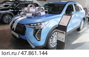 Автомобиль Haval Jolion внутри в официальном дилерском центре. Китайский производитель автомобилей. Редакционное видео, видеограф FotograFF / Фотобанк Лори