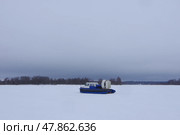 Судно на воздушной подушке тип Хивус-6 движется среди Кижских шхер. Россия, Карелия, Онежское озеро, Кижские шхеры (2021 год). Редакционное фото, фотограф Алексей Иванов / Фотобанк Лори