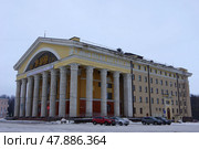 Здание музыкально-драматического театра. Карелия, Петрозаводск, площадь Кирова, 4 (2021 год). Редакционное фото, фотограф Алексей Иванов / Фотобанк Лори