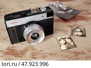 Советский фотоаппарат Смена 8М без чехла и три старых фото. Редакционное фото, фотограф Лариса Веселова / Фотобанк Лори
