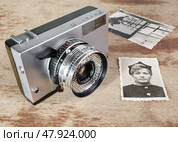 Советский фотоаппарат Зоркий 11 с объективом Индустар 63 2,8/45 без чехла. Со старыми фото. Редакционное фото, фотограф Лариса Веселова / Фотобанк Лори