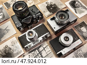 Советские фотоаппараты ФЭД с объективом Индустар 22 1:3,5 f 50 мм,  Зоркий 11 с объективом Индустар 63 2,8/45, фотоаппарат Смена 8М  и фотоаппарат Зенит 12СД и старые фото. Редакционное фото, фотограф Лариса Веселова / Фотобанк Лори