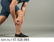 Мужчина испытывает боль в икре, держась за ногу. Концепция боли и болезненных ощущений в мышцах. Стоковое AI-изображение, AI-художник Анжелика Самсонова / Фотобанк Лори