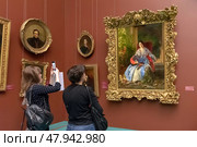 Портрет светлейшей княгини Е.П. Салтыковой кисти К.П. Брюллова. Женщины рассматривают картину. Выставка «Великий Карл. К 225-летию со дня рождения К.П. Брюллова» в Михайловском дворце. Государственный Русский музей в Санкт-Петербурге. Редакционное фото, фотограф Румянцева Наталия / Фотобанк Лори
