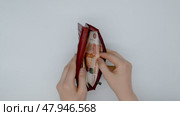 Hands take five thousand rubles out of the red wallet. Стоковое видео, видеограф Катерина Белякина / Фотобанк Лори