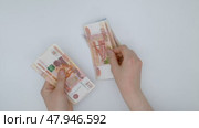 Hands counting money at the table, top view. Стоковое видео, видеограф Катерина Белякина / Фотобанк Лори