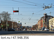 Перекрёсток с трамвайными путями и проводами контактной сети в городе. Редакционное фото, фотограф Александра Русакова / Фотобанк Лори