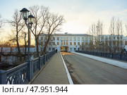 Мост через реку Иж и проходная предприятия Ижсталь компании Мечел в городе Ижевске. Bridge over the Izh River and the checkpoint of the Izhstal plant of the Mechel company in the city of Izhevsk. Редакционное фото, фотограф Юрий Карачев / Фотобанк Лори