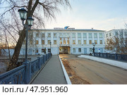 Мост через реку Иж и проходная предприятия Ижсталь компании Мечел в городе Ижевске. Bridge over the Izh River and the checkpoint of the Izhstal plant of the Mechel company in the city of Izhevsk. Редакционное фото, фотограф Юрий Карачев / Фотобанк Лори