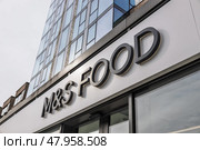 Marks and Spencer food retail store facade with clear signage. London, UK, 3 March 2024. Редакционное фото, фотограф Zydrius Tartenis / Фотобанк Лори