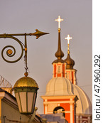 Фонарь и купола Пантелеймоновской церкви в Петербурге (2013 год). Стоковое фото, фотограф Александр Алексеев / Фотобанк Лори