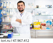 Portrait of smiling man druggist standing at counter. Стоковое фото, фотограф Яков Филимонов / Фотобанк Лори