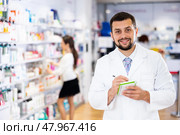 Portrait of male druggist in drugstore. Стоковое фото, фотограф Яков Филимонов / Фотобанк Лори