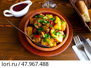 Ojahuri or fried meat (pork) with potatoes, onions and bell peppers in black pan. Стоковое фото, фотограф Яков Филимонов / Фотобанк Лори