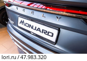 Задняя часть автомобиля Geely Monjaro с логотипом. Редакционное фото, фотограф FotograFF / Фотобанк Лори