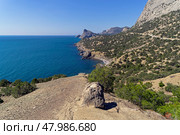 Красивый морской пейзаж. Крым, побережье между Судаком и Новым Светом, вид в сторону Нового Света. Солнечный день в апреле. Стоковое фото, фотограф Сергей Рыбин / Фотобанк Лори