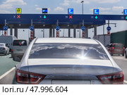 Cars in front of a toll road payment terminal. Стоковое фото, фотограф Юрий Бизгаймер / Фотобанк Лори