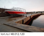 Pleasure boat in storage (2021 год). Редакционное фото, фотограф Александр Малышев / Фотобанк Лори