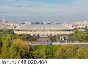 Большая спортивная арена олимпийского комплекса "Лужники" и городской пейзаж Москвы в солнечный летний день. Вид с Воробьевых гор. Стоковое фото, фотограф Pukhov K / Фотобанк Лори