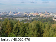 Малая спортивная арена Олимпийского комплекса "Лужники" и городской пейзаж Москвы в солнечный летний день. Вид с Воробьевых гор. Стоковое фото, фотограф Pukhov K / Фотобанк Лори