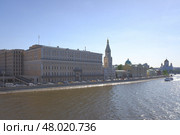 Панорама Софийской набережной в центре Москвы. Солнечный летний день (2024 год). Редакционное фото, фотограф Александр Кузнецов / Фотобанк Лори