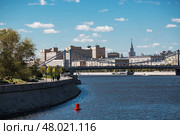 MOSCOW, RUSSIA - APRIL 28, 2025: Crimean Bridge on a summer day. Muzeon Park. Urban landscape. Стоковое фото, фотограф Photojuli / Фотобанк Лори