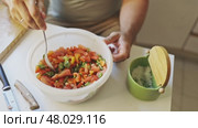 Chef adding salt to fresh tomato salad. Стоковое видео, видеограф Константин Шишкин / Фотобанк Лори