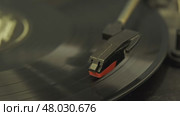 Old vinyl record player turning. Стоковое видео, видеограф Михаил Коханчиков / Фотобанк Лори