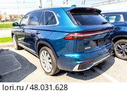 Автомобиль Geely Monjaro рядом с официальным дилерским центром. Китайский производитель автомобилей. Редакционное фото, фотограф FotograFF / Фотобанк Лори