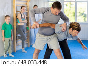 Man in gym perform basic elements of krav maga self-defense system. Стоковое фото, фотограф Яков Филимонов / Фотобанк Лори