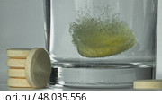 Aspirin dissolves in water. Filmed on a high-speed camera at 1000 fps. Стоковое видео, видеограф Артем Шадрин / Фотобанк Лори
