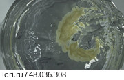 An aspirin tablet falls into a glass of water. Filmed on a high-speed camera at 1000 fps. Стоковое видео, видеограф Артем Шадрин / Фотобанк Лори