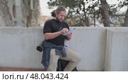 Architect drawing sketches on a tablet outdoors. Стоковое видео, видеограф Константин Шишкин / Фотобанк Лори