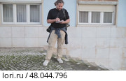 Male journalist writing notes on a notepad. Стоковое видео, видеограф Константин Шишкин / Фотобанк Лори