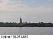 Берег Волги, село Прилуки Угличского района Ярославской области. Краснокирпичная колокольня и церковь Рождества Христова (2024 год). Стоковое фото, фотограф Вера Смолянинова / Фотобанк Лори