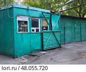 Будка сторожа гаражей. Стоковое фото, фотограф Мария Сергеева / Фотобанк Лори