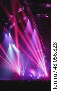 Singer performing under colorful stage lights during concert. Стоковое AI-видео, аниматор Юрий Поздников / Фотобанк Лори
