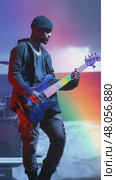 Musician playing bass guitar with colorful background variations. Стоковое AI-видео, аниматор Юрий Поздников / Фотобанк Лори