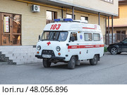 Скорая медицинская помощь УАЗ 3962 АСМП  у многоэтажного дома. Редакционное фото, фотограф Лариса Веселова / Фотобанк Лори