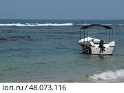 Лодка пришвартованы в спокойных водах океана недалеко от пляжа Boat Moored on Tranquil Ocean Waters Near Beach. Стоковое фото, фотограф Соболева Наталия / Фотобанк Лори