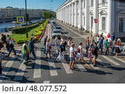 Пешеходный переход через набережную Фонтанки с Аничкова моста к дому с театром кукол и Кабинетом Его Императорского Величества в Санкт-Петербурге (2020 год). Стоковое фото, фотограф Жигалов Евгений Павлович / Фотобанк Лори