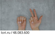 Women's hands take turns showing fingers from one to ten, gestures. Стоковое видео, видеограф Катерина Белякина / Фотобанк Лори