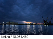 Порт Бургаса вечером. Море и краны на горизонте под темными тучами. (2021 год). Стоковое фото, фотограф Анна Ефимова / Фотобанк Лори