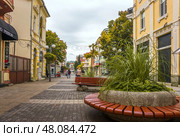Пешеходный бульвар Алеко Богориди в центре Бургаса, Болгария (2021 год). Редакционное фото, фотограф Анна Ефимова / Фотобанк Лори